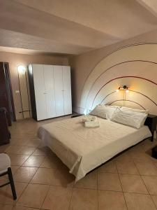 a bedroom with a large bed with an arch above it at Il Rustico di Calosso in Calosso