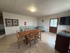a living room with a wooden table and a couch at Il Rustico di Calosso in Calosso
