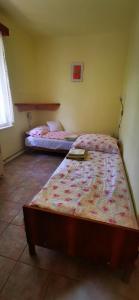 a bedroom with two beds in a room at Ildi nyaraló in Gárdony