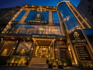 a view of the hotel city palace at night at Hotel City Palace in Pānīpat