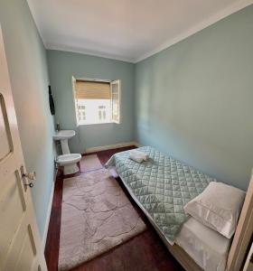 a small bedroom with a bed and a window at Imperial in Tamengos