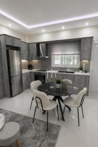 a kitchen with a table and chairs in a kitchen at Amare casa in Perivólia
