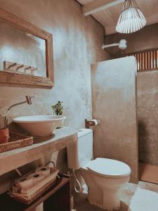 a bathroom with a toilet and a sink at Casa 7 Caraíva No centrinho in Caraíva +19 photos