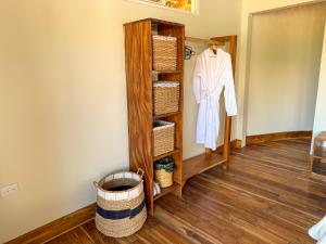 a room with a wooden shelf with a white robe at Seúl Haus in El Sunzal