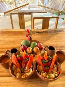 a table with two bowls of fruit and vegetables at Seúl Haus in El Sunzal