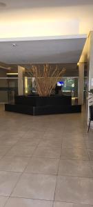 a lobby with a table in the middle of a building at Serra & Sossego in Araras Petropolis