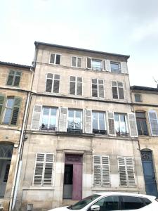 a building with a car parked in front of it at Studio 2 neuf RDC hyper centre-ville in Bar-le-Duc