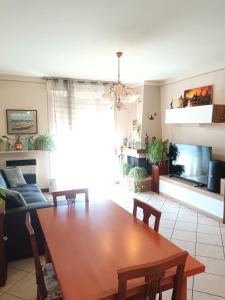 a living room with a wooden table and a couch at Vin's Apartment in Adro