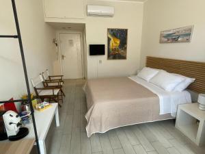 a bedroom with a bed and a table and chairs at Ashur mondello in Palermo