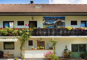un edificio con un murale sul lato di Pension Stausee a Sankt Jakob im Rosental