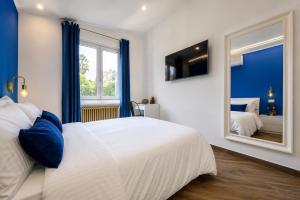 a bedroom with a large white bed and a mirror at Villa In Bed in Naples