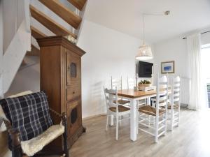 a dining room with a table and chairs at Ferienhaus in Zierow am Strand in Zierow