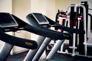 The fitness centre and/or fitness facilities at Tomreik Hotel