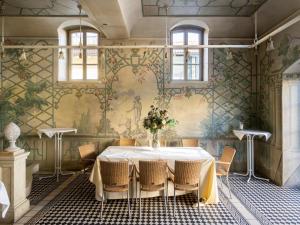 a dining room with a table and chairs at Attraktives Studio mit Terrasse in Bad Birnbach in Bad Birnbach