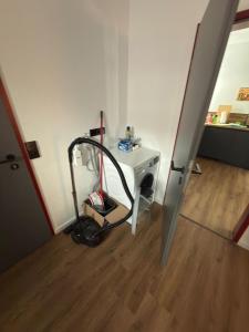 a room with a white table with a vacuum at Samtenssonne in Samtens