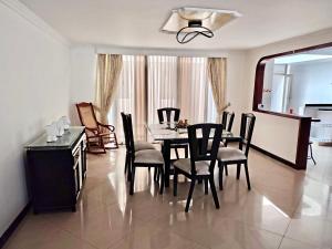 a dining room with a table and chairs at Casa cerca al Campín in Bogotá