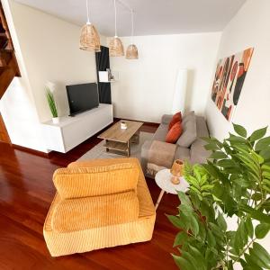 a living room with a couch and a tv at Piso en el Corazón de Ferrol in Ferrol