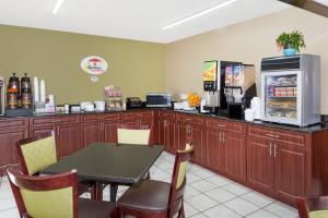 Gallery image of Super 8 by Wyndham Sarasota Near Siesta Key in Sarasota