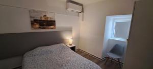 a small bedroom with a bed and a window at Elvasguesthouse in Elvas