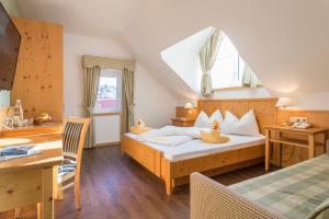 Postel nebo postele na pokoji v ubytování Hotel Kronplatz
