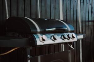 a black and white grill with four knobs on it at HoTELBLU in Santiago