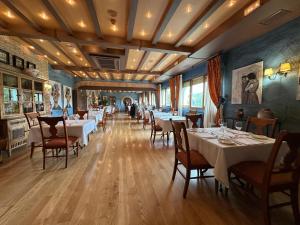 a restaurant with tables and chairs in a room at RoomRural Hotel Iru-Bide Lumbier in Lumbier