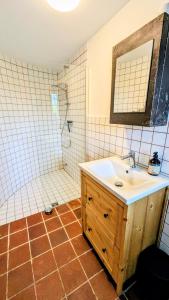 a bathroom with a sink and a shower at Ferienwohnung Lütt Quickborn in Quickborn