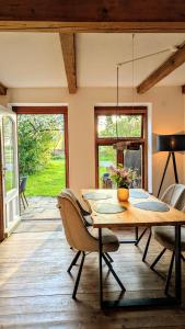 a dining room with a wooden table and chairs at Ferienwohnung Lütt Quickborn in Quickborn