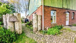 an old brick building with a sign in front of it at Ferienwohnung Lütt Quickborn in Quickborn