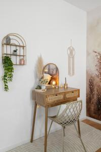 a dressing table with a chair and a mirror at Stay COZY - The Lounge- Kingsize - Terrasse - Beste Lage in Aschaffenburg