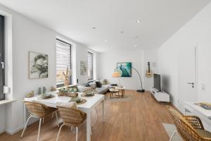 a white living room with a white table and chairs at Stay COZY - The Lounge- Kingsize - Terrasse - Beste Lage in Aschaffenburg