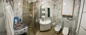 a bathroom with a shower and a sink and a toilet at Guest House Nuhellari 2 in Çorovodë
