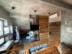 a living room with a couch and a table at Appartement der Extraklasse mit Whirlpool in Roding