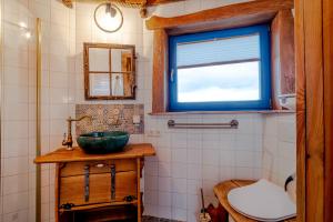 a bathroom with a bowl sink and a window at Tylko Dobro Siedlisko na Jurze in Pabianice