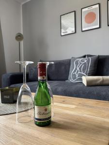 a bottle of wine on a table in a living room at 100qm Apartment mit Regendusche & Top-Lage in Mücheln