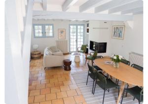 a living room with a table and a couch at Maison de Charme,Plage et Forêt, 6 personnes in Seignosse