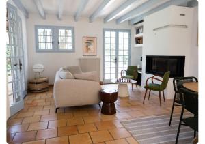 a living room with a couch and a fireplace at Maison de Charme,Plage et Forêt, 6 personnes in Seignosse