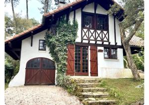 a white and brown house with a wooden door at Maison de Charme,Plage et Forêt, 6 personnes in Seignosse