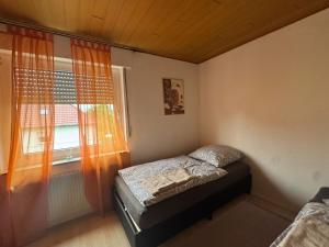 a small bedroom with a bed and a window at Ruhiges und gemütliches Appartment mit Garten in Herford