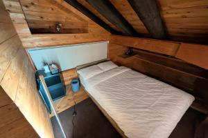 an overhead view of a bed in a cabin at The Villa Kotoshiro -ヴィラ コトシロ- in Matsue