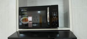 a microwave oven with a bowl of food in it at Hostería santa María in Filandia