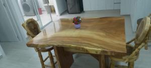 a wooden table with a vase with a plant on it at Hostería santa María in Filandia