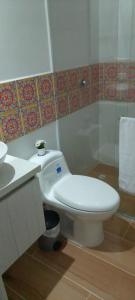 a bathroom with a toilet and a sink and a shower at Hostería santa María in Filandia