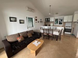 a living room with a couch and a table and a kitchen at Beachside 2-Bed Bliss! in Blace +24 photos