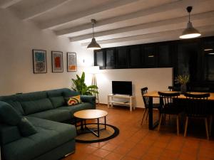 a living room with a couch and a table at Sésamo Apartamento in Hervás