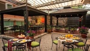 a patio with tables and chairs with food on them at Nuevo Amanecer in Tepoztlán