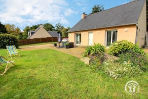 a house with a lawn in front of it at Mathilde in Lannion