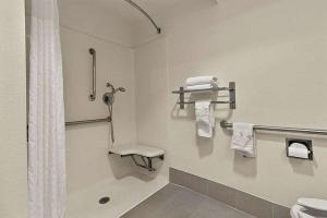 ein Badezimmer mit Dusche, Toilette und Handtüchern. in der Unterkunft Super Star Inn & Suite Lincoln Crete in Crete + 64 Fotos