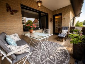 a patio with a table and chairs on a patio at Erholungs-Apartment mit Balkon nahe Therme & Klinik in Bad Lippspringe