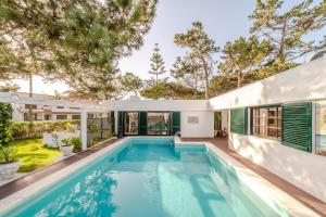 a swimming pool in the backyard of a house at Сasa do Cedro in Colares